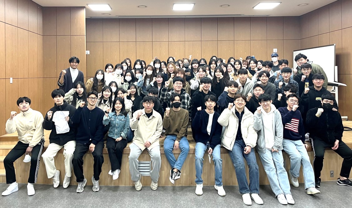 2023학년도 3학년(2+4년제) 입학기념 사진 2023년 3학년 입학기념 단체사진.jpg